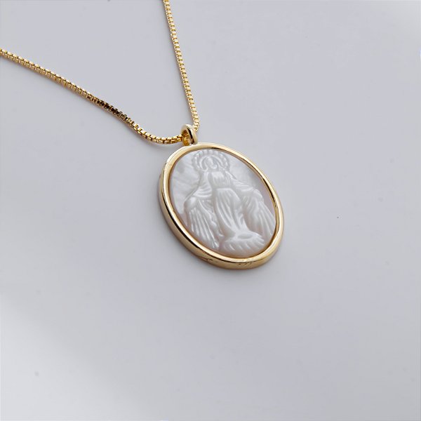Colar Mira Oval Nossa Senhora das Graças Madrepérola Banho de Ouro 18k