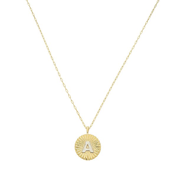 Colar Medalha Plissada Inicial Aplique no Ródio Branco Banho de Ouro 18k