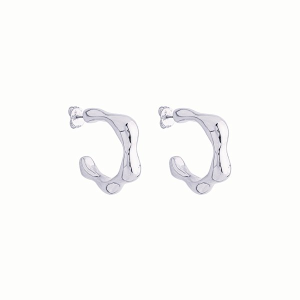 Argola Isis Ondulada Média no Banho de Ródio Branco