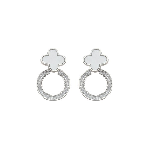 Brinco Trevo em Madrepérola e Detalhe Baguettes Circular em Banho de Ródio