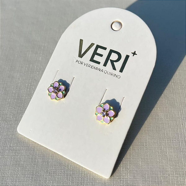 Brinco de Flor Esmaltado Lilás e Verde com Zircônias no Banho de Ouro 18k