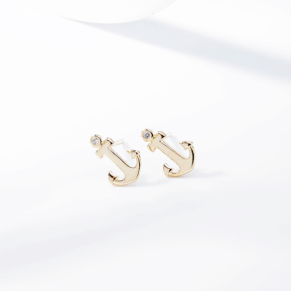 Brinco Mini Âncora Banho de Ouro 18k