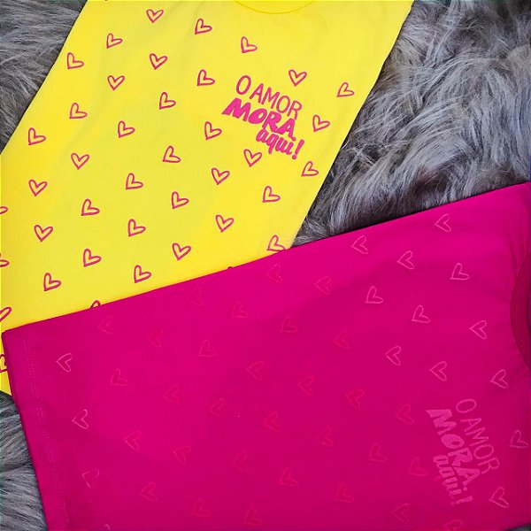 CAMISETA O AMOR MORA AQUI - FEMININA - MATERIAL 100% ALGODÃO