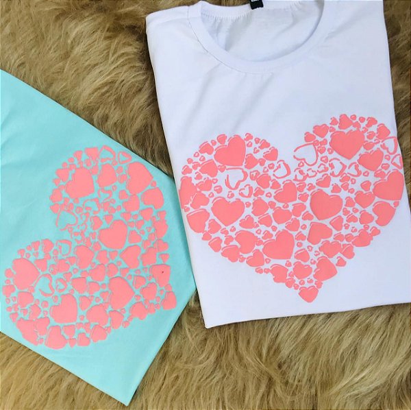 CAMISETA CORAÇÃO ROSA EFEITO RELEVO - FEMININA - MATERIAL 100% ALGODÃO