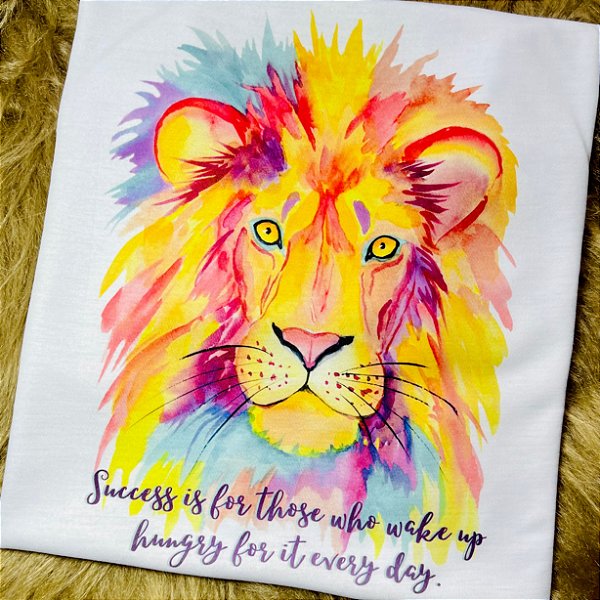 CAMISETA LEÃO - SUCESSO É PARA QUEM ACORDA FAMINTO POR ELE TODO DIA - FEMININA - MATERIAL POLIESTER