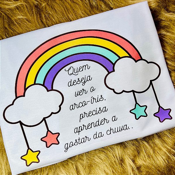 CAMISETA QUEM DESEJA VER O ARCO ÍRIS, PRECISA APRENDER A GOSTAR DA CHUVA - FEMININA - MATERIAL POLIESTER