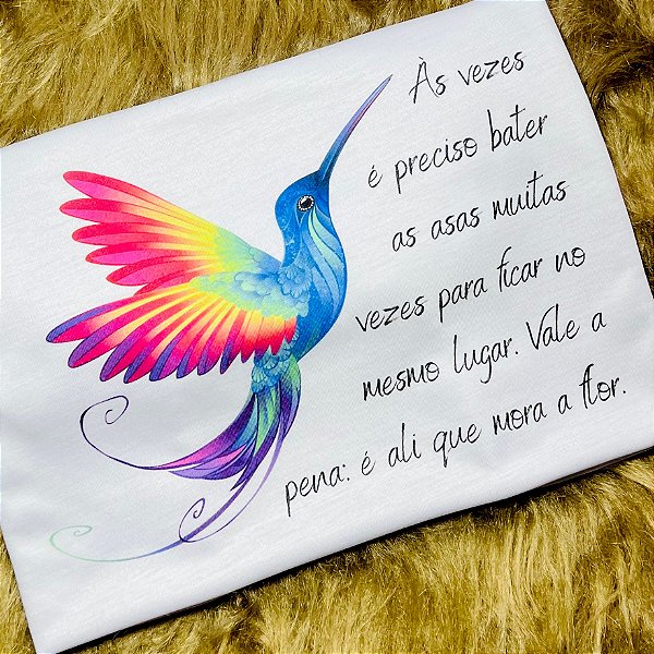 CAMISETA BEIJA-FLOR É ALI QUE MORA A FLOR - FEMININA - MATERIAL POLIESTER