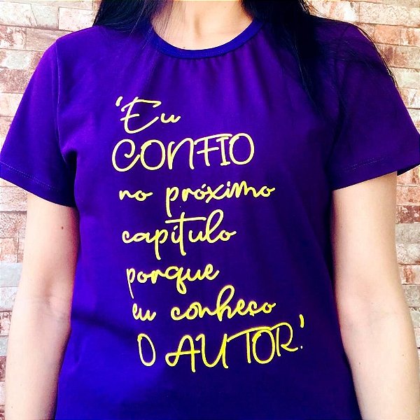CAMISETA EU CONFIO NO PRÓXIMO CAPÍTULO PORQUE EU CONHEÇO O AUTOR - FEMININA - MATERIAL 100% ALGODÃO