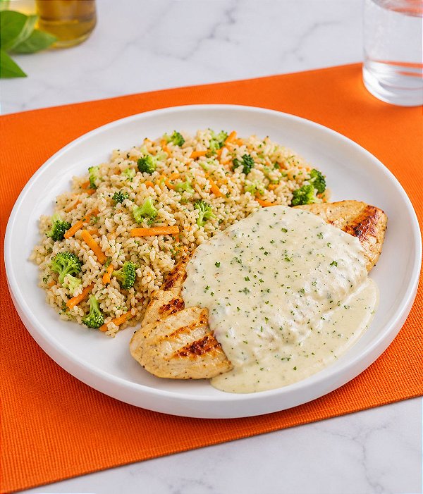 TILÁPIA AO MOLHO BRANCO DE LIMÃO E ARROZ COM VERDURINHA