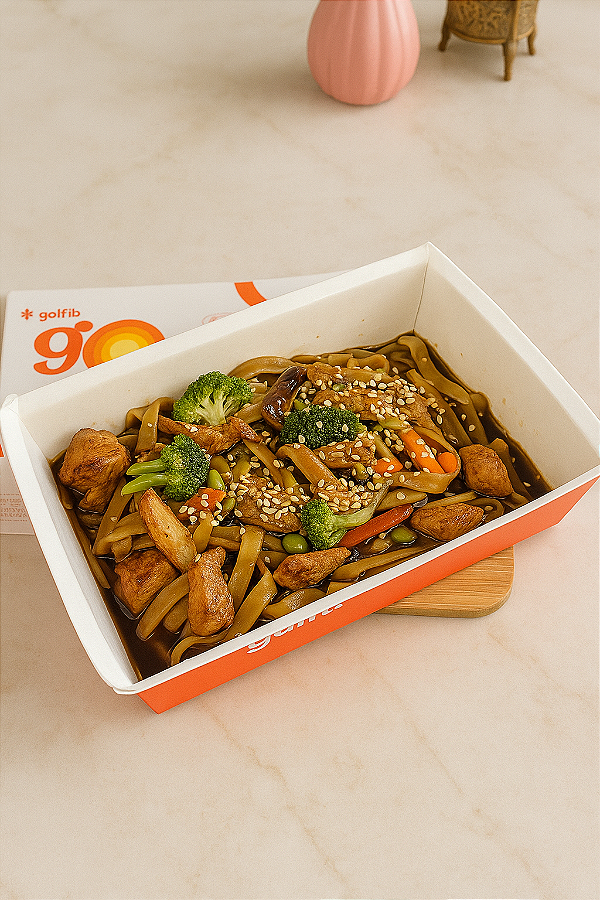 YAKISOBA DE FRANGO COM LEGUMES E MIX DE SEMENTES