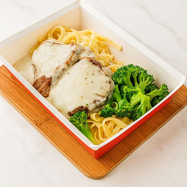 FILÉ MIGNON COM FETUCCINE AO MOLHO GORGONZOLA