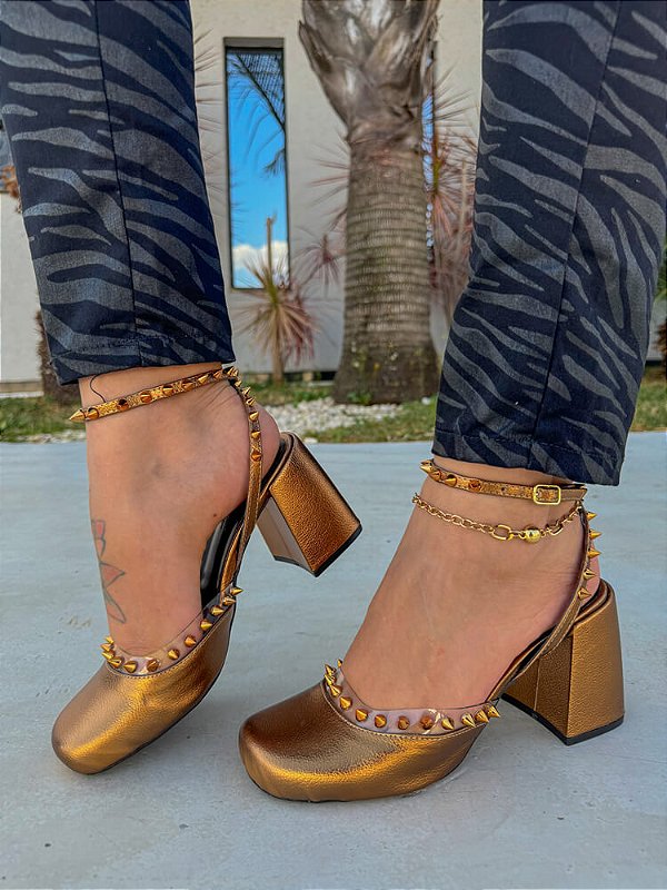 Sandália Doja Salto Bloco Bronze com Spikes e Vinil