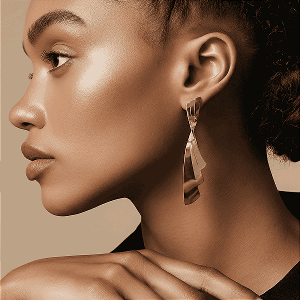 Brinco Leque Torcido Vertical 5cm de comprimento Banhado a Ouro 18K