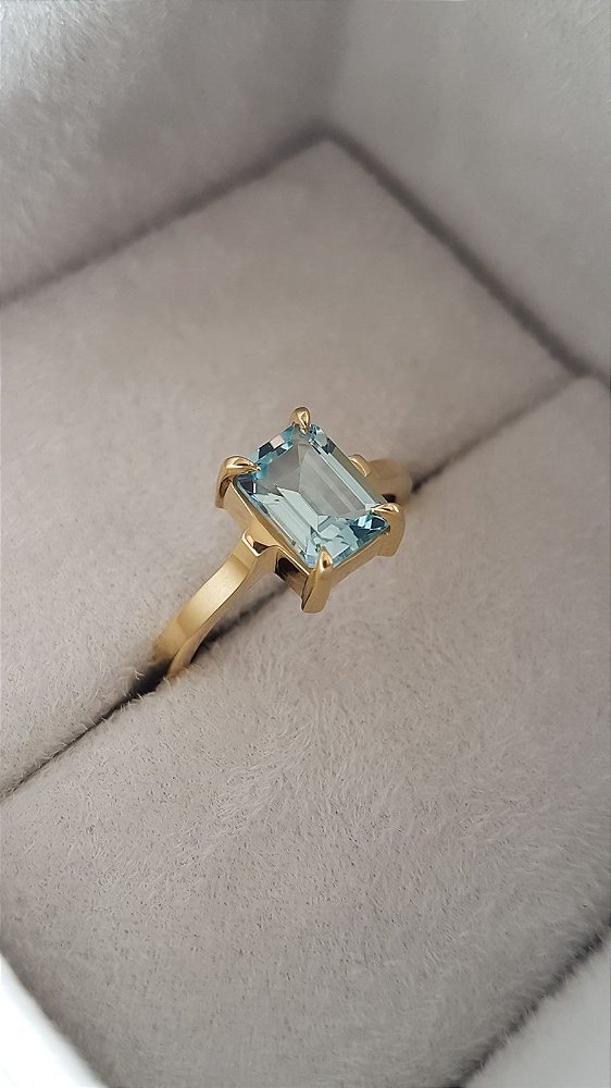 Anel Mater - ouro amarelo 18k e topázio sky