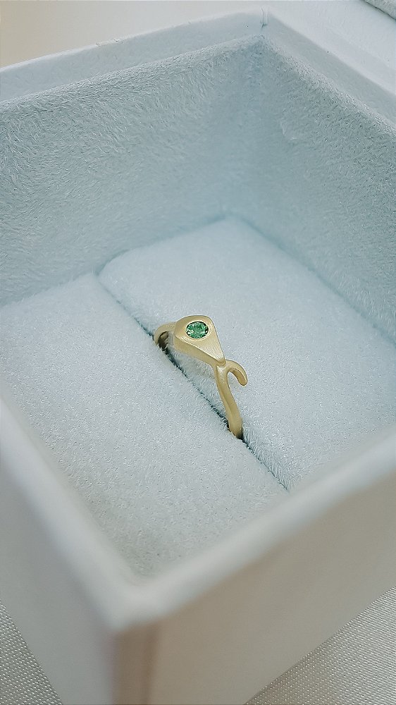 Anel Eternity - ouro amarelo 18k e turmalina verde