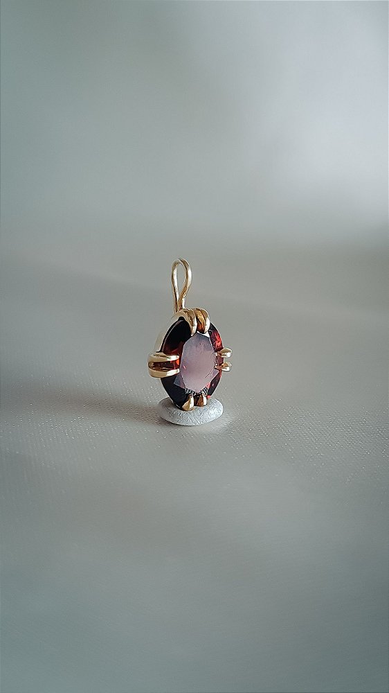 Pingente Queen - ouro amarelo 18k e granada