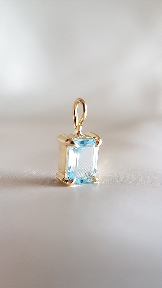 Pingente Mater - ouro amarelo 18k e topázio sky