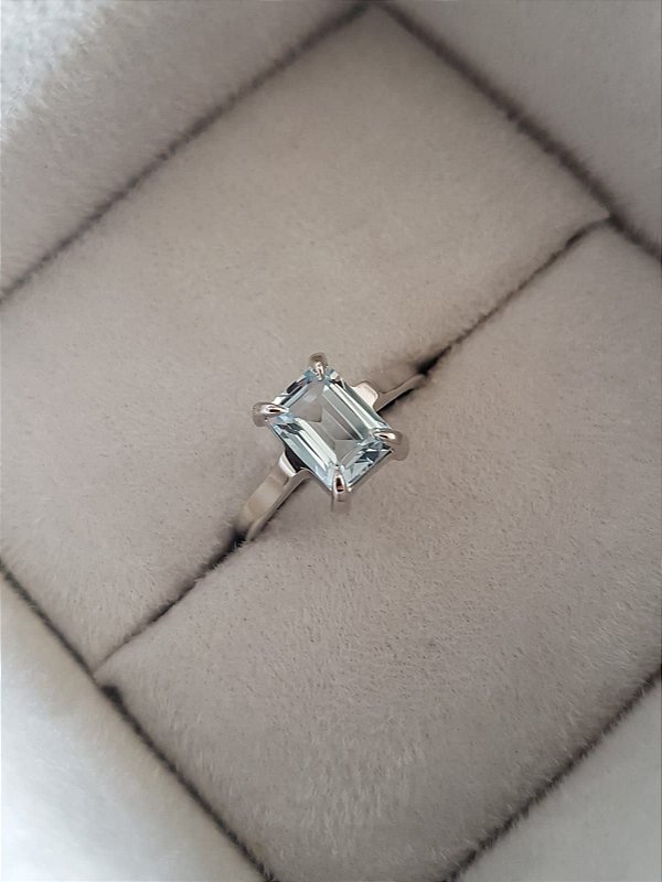 Anel Mater - ouro branco 18K e topázio sky
