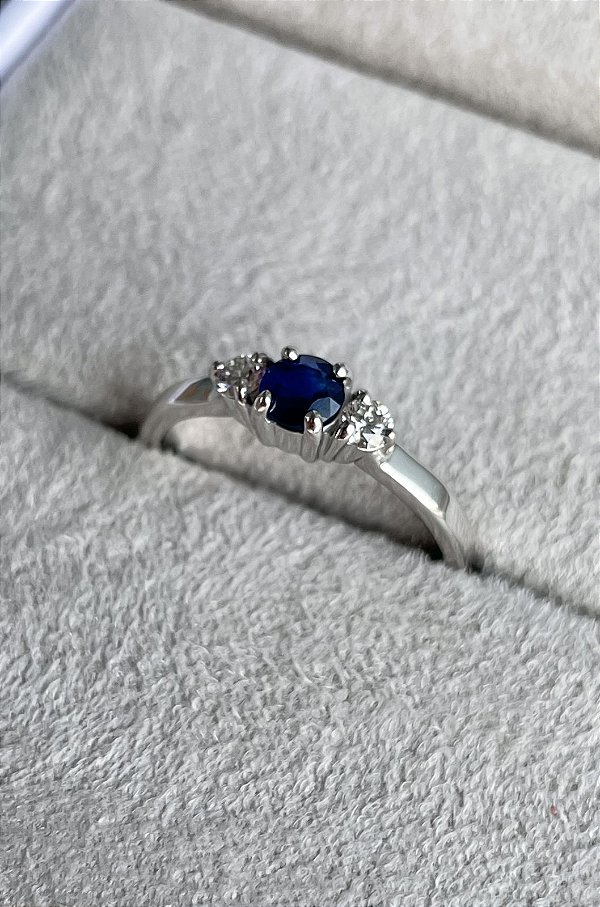 Anel Nina - ouro branco 18K, com banho de ródio, safira e diamantes