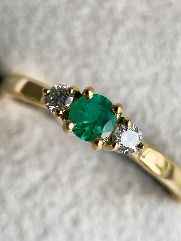 Anel Nina - ouro amarelo 18K, esmeralda e diamantes