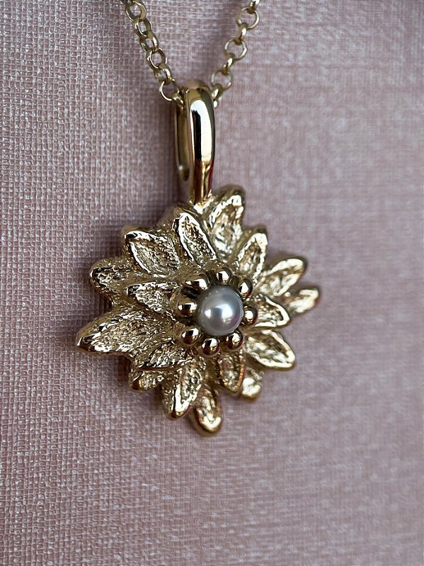 Pingente Edelweiss - ouro branco 18k sem banho de ródio (tonalidade champagne)