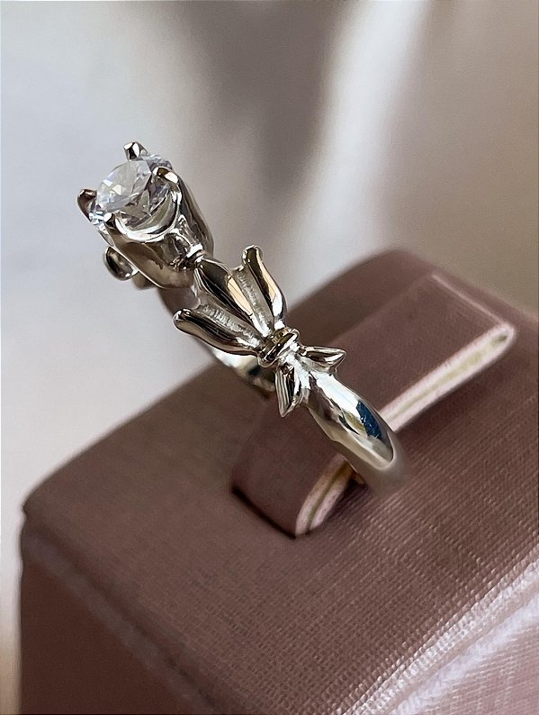 Anel Bourbon - ouro branco 18k, com banho de ródio, e diamante