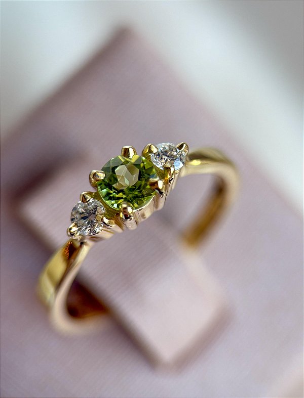 Anel Nina - ouro amarelo 18K, peridoto e diamantes