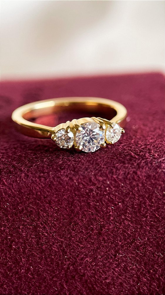 Anel Nina - ouro amarelo 18K e diamantes (diamante central de 40 pontos)