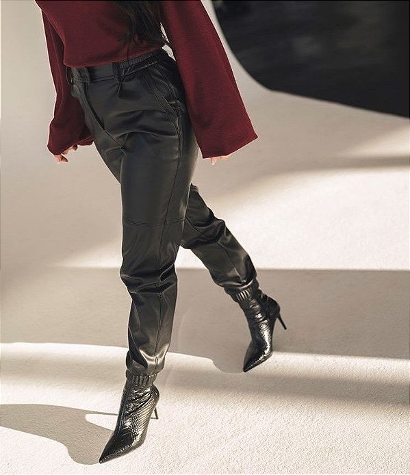 calça jogger couro fake feminina