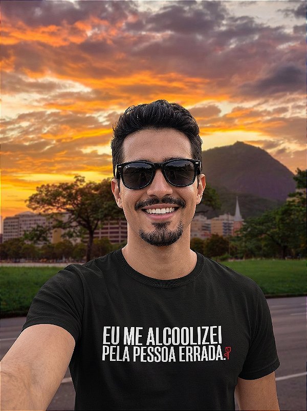 Camiseta Eu me alcoolizei pela pessoa errada