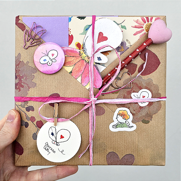 Kit Presente com Livro Téo & O Mini Mundo - Vol. 3 - Quentinho no Coração + Desenho Original + Mimos Exclusivos