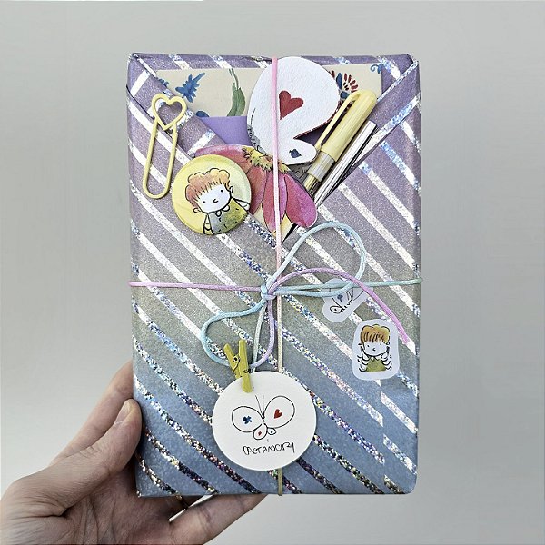 Kit Presente com Caderno Téo & O Mini Mundo Amarelo Pautado + Desenho Original + Mimos Exclusivos