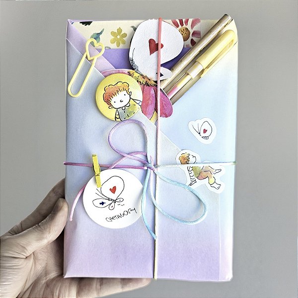 Kit Presente com Caderno Téo & O Mini Mundo Amarelo Pautado + Desenho Original + Mimos Exclusivos