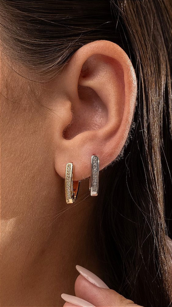 Argola Mini Triaângulo Cravajado com Zircônia (semijoia)