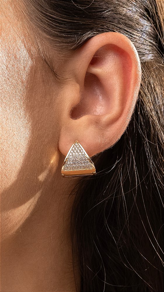 ARGOLA TRIÂNGULO CRAVEJADO SEMIJOIA