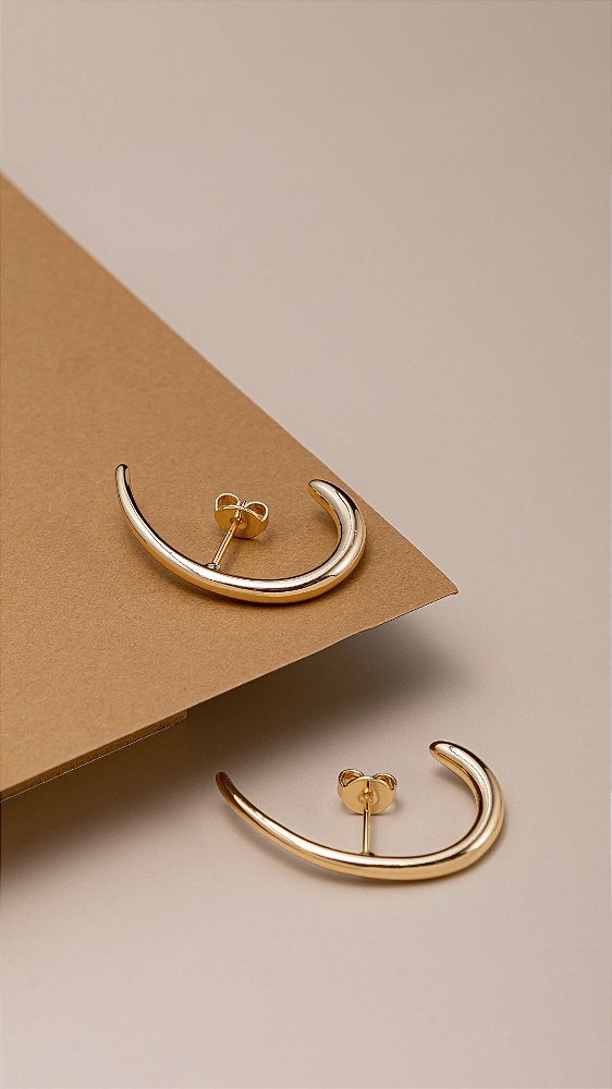 BRINCO EAR HOOK PONTUDO LISO SEMIJOIA
