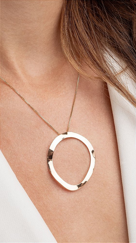 COLAR OVAL ABSTRATO VAZADO SEMIJOIA