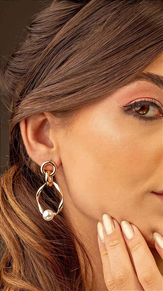 BRINCO ELO AMASSADO DETALHE PÉROLA