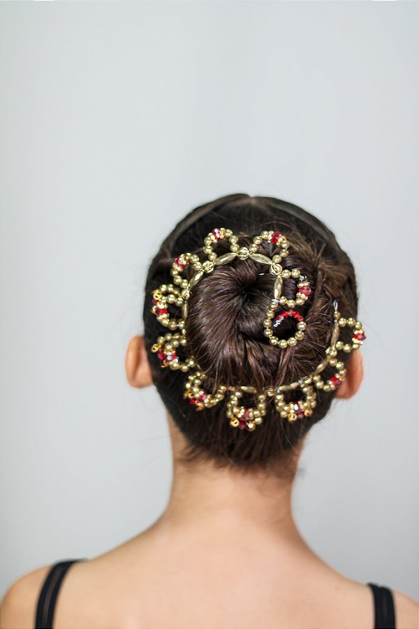 Casquete pequena acrílica dourada com vermelho