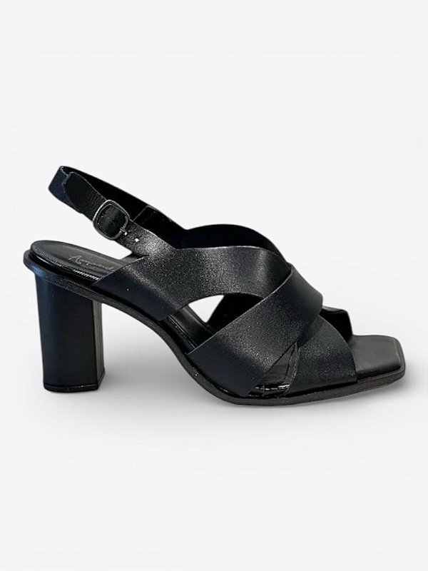 Sandália preta salto madeira