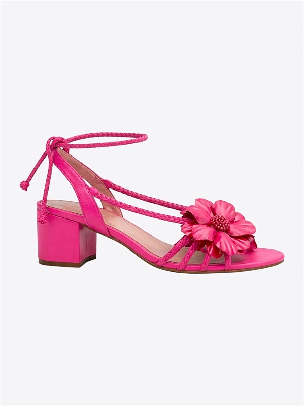 Sandália trançada rosa com flor