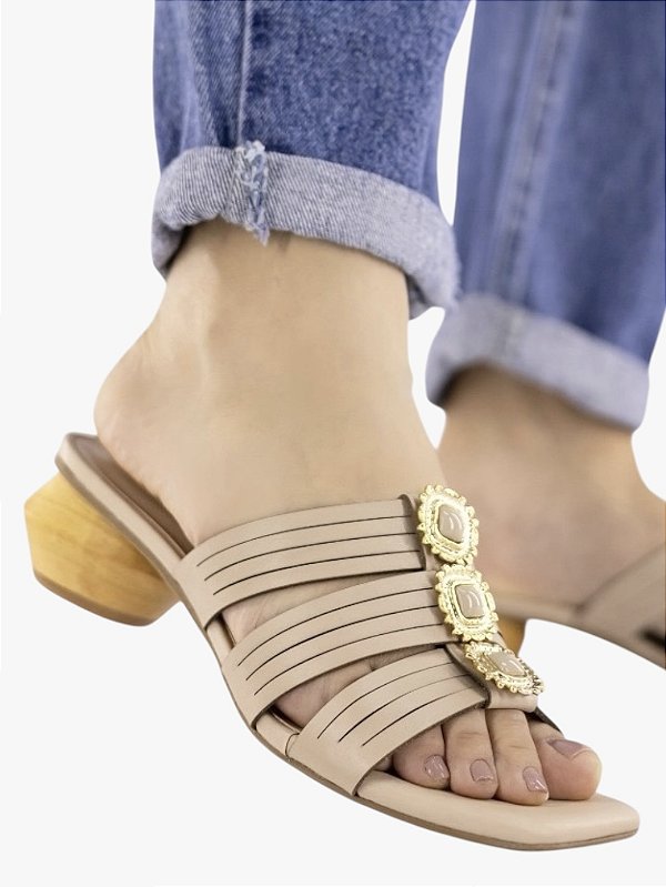 Tamanco bege com broche