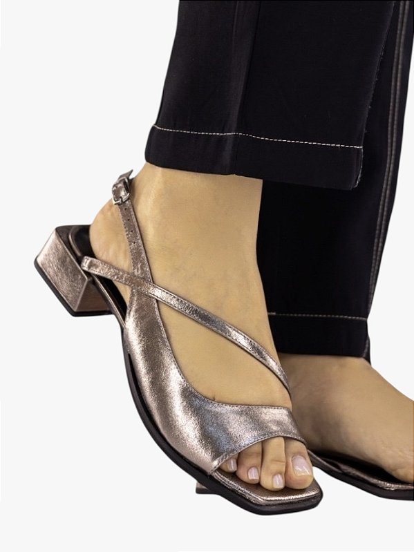 Sandália tiras couro ônix