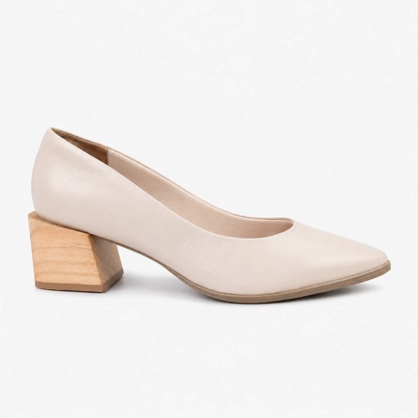 Scarpin salto madeira nude