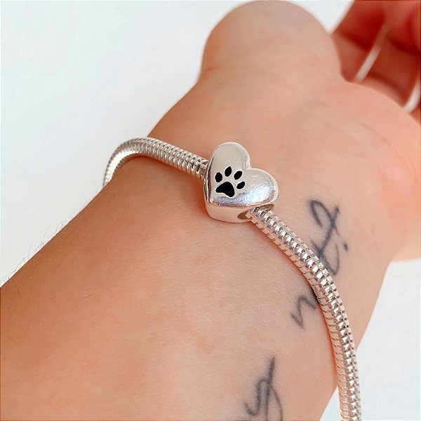 Berloque passante patinha coração banhado a prata