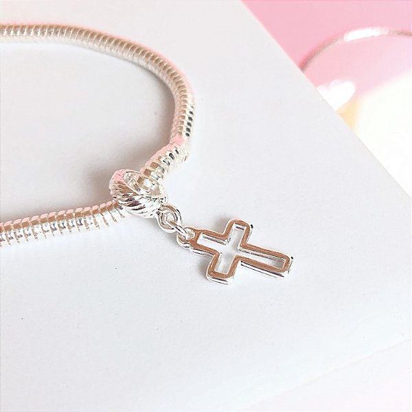 Berloque cruz vazada banhado a prata