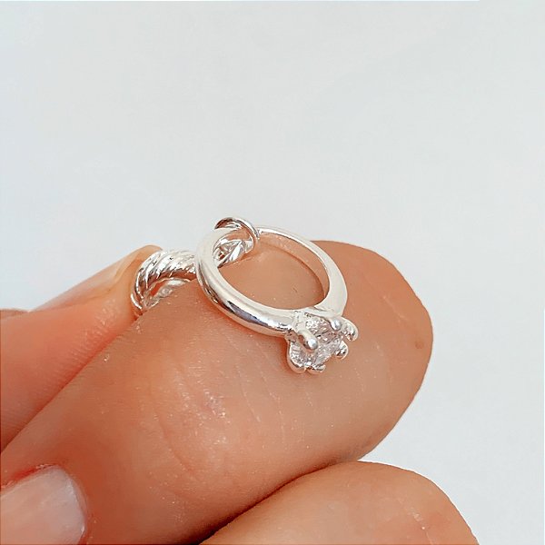 Berloque mini anel solitário banhado a prata