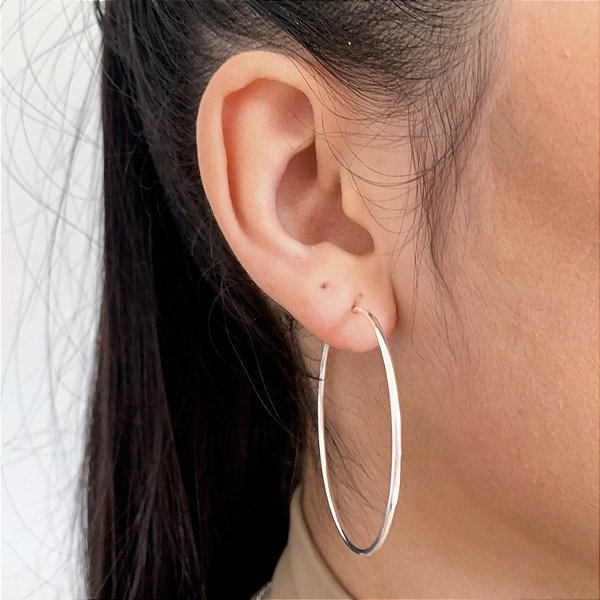 Argola média lisa encaixe banhado a prata