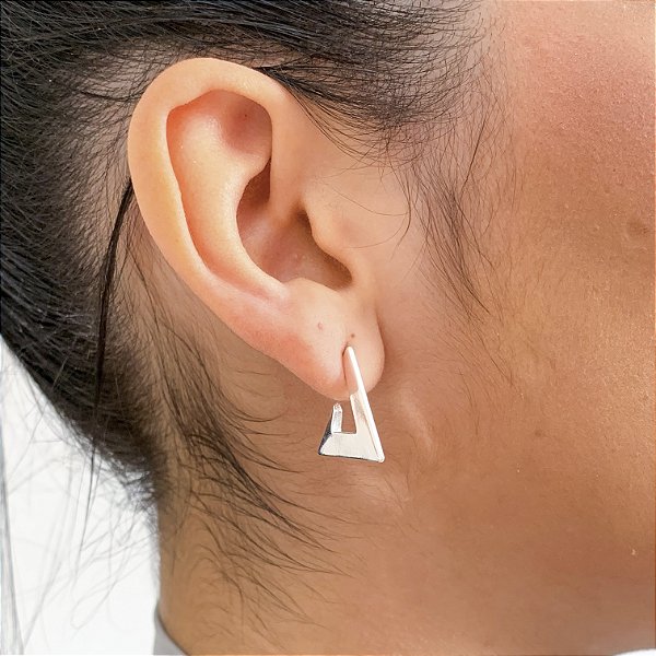 Argola triangular média banhado a prata