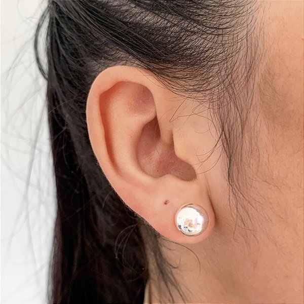 Brinco esfera tradicional grande banhado a prata